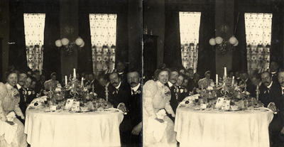 500593 Groepsportret van leden van de families Hauer, tijdens een feestelijk diner, vermoedelijk in huize Molenaar ...